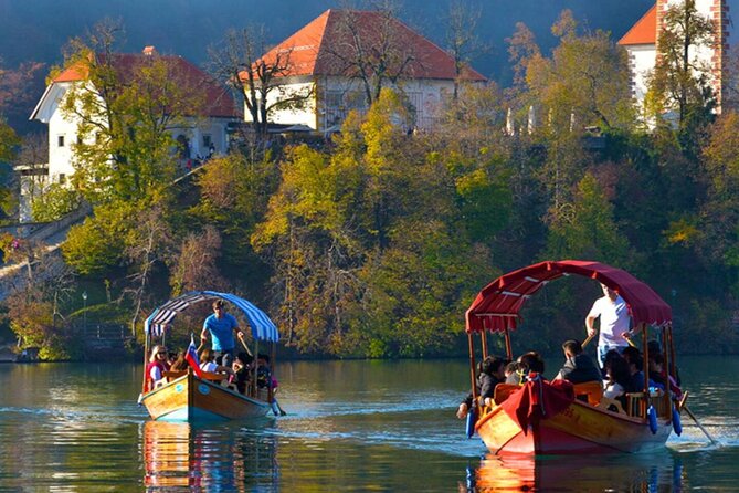 Enjoy the boat ride on Lake Bled and Castle - Lake Bled by pletna boat: the wooden crossing to the Assumption church