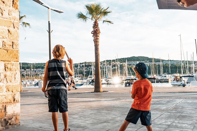 Family adventure in Koper Winged cat quest - How the Winged Cat mission works in the real streets of Koper