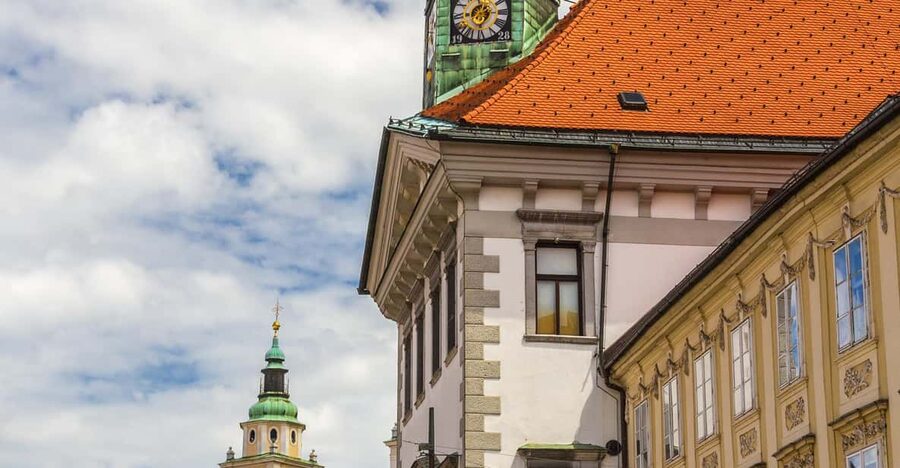 Ljubljana: 2h walking tour with local guide - Entering Ljubljana on foot, the smart way to get your bearings