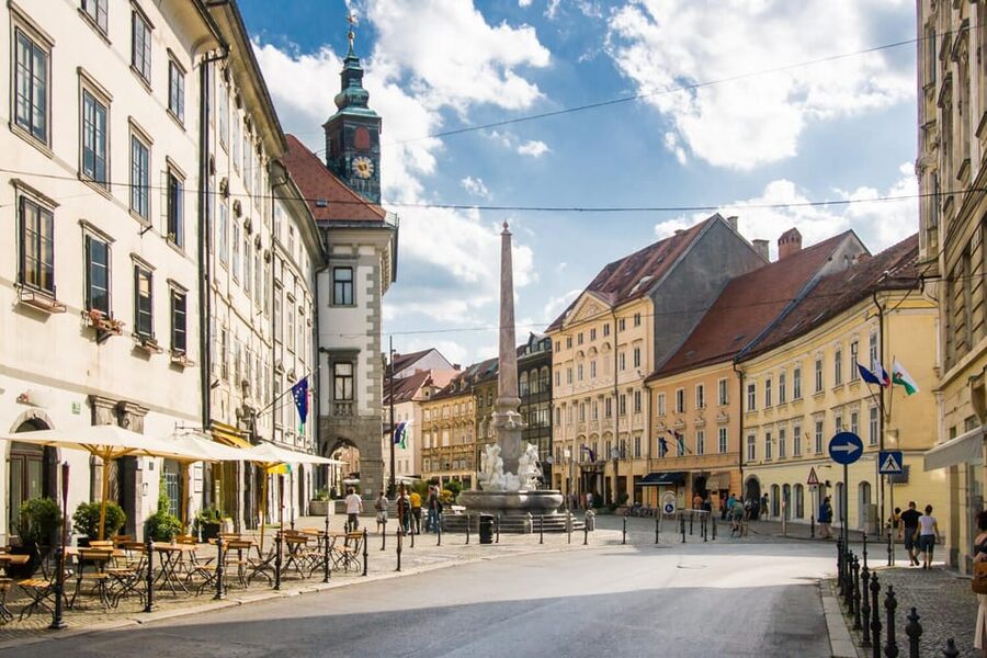 Ljubljana: 2h walking tour with local guide - Market Place photo stop: real life in the middle of landmarks