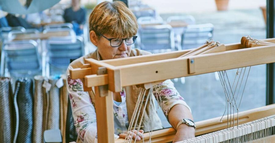Ljubljana: Interactive Workshop with Experienced Weaver - Timing, group setup, and language support that help you learn