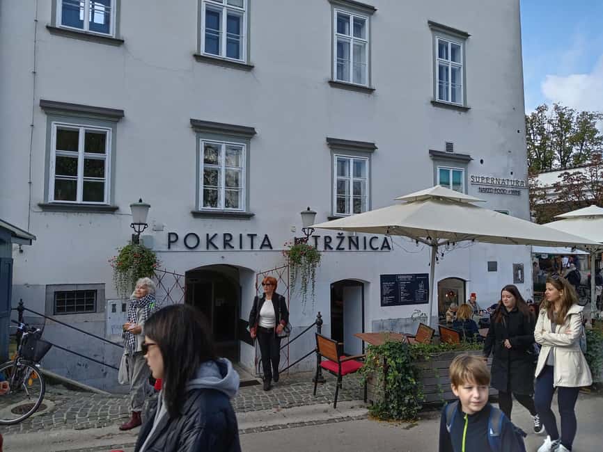 Ljubljana: Private tour to discover the city of dragons - Mestna hiša and Herkulov vodnjak: civic power and playful myth