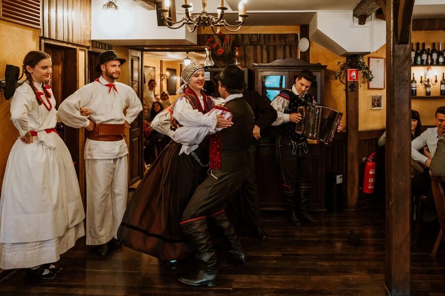 Ljubljana: Traditional Slovenian Dinner and Show - Traditional games after dessert: pouštertanc and the hat game