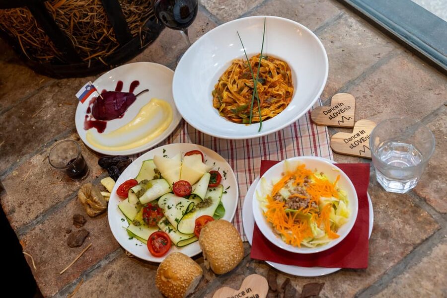 Ljubljana: Traditional Slovenian Dinner and Show - What to bring for an easy, comfortable experience