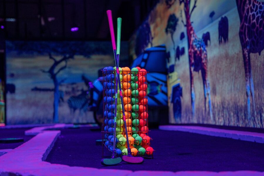 Woop! Glow golf: Ljubljana Btc City - Room One: America City Vibes Under Blacklight
