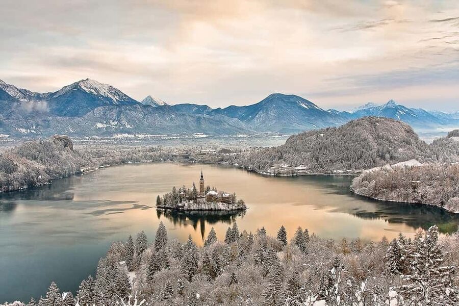 Zagreb: Lake Bled and Ljubljana Day Tour with Chocolate Gift - Crossing into Slovenia: scenery plus practical guidance